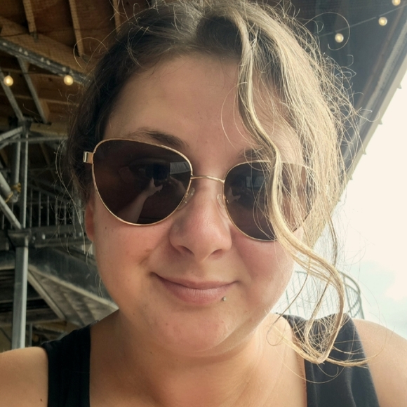 Meet your Posher, Robyn - Picture 1 of 1